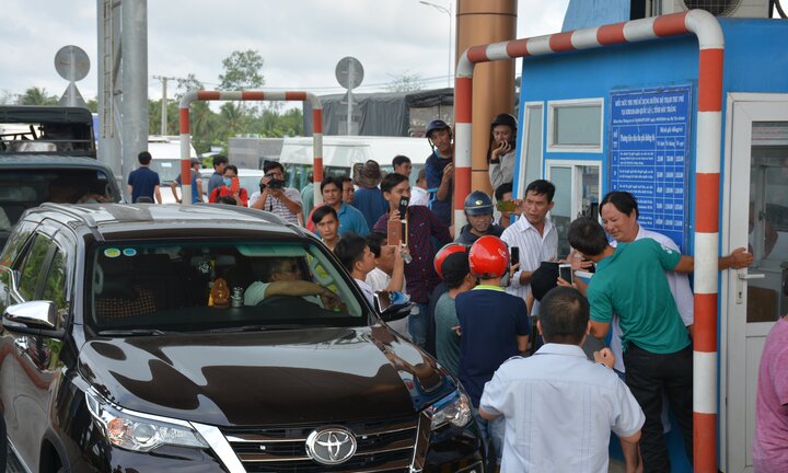 Video: Tài xế mua vé qua trạm BOT Sóc Trăng nhưng nhân viên không bán