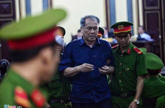 Phạm Công Danh bị choáng, phải rời phòng xử án khi vừa thẩm tra lý lịch