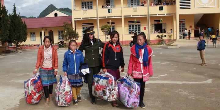 Chiến sỹ an ninh mang hơi ấm đến với trẻ em Lào Cai trong ngày đầu năm