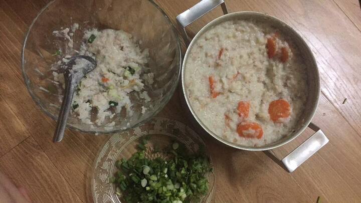 Nấu cháo như cám lợn nhưng ông chồng vụng về vẫn khiến vợ cảm động, rưng rưng nước mắt