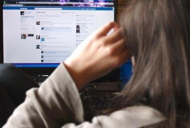 Trầm cảm do 'nghiện' Facebook, cô gái bị bố mẹ đánh thuốc mê để đưa đi viện