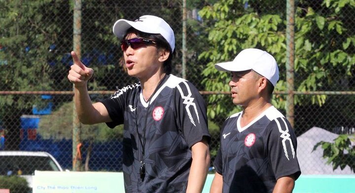 Ảnh: Công Vinh tới theo dõi HLV Miura tập buổi đầu ở CLB TP.HCM