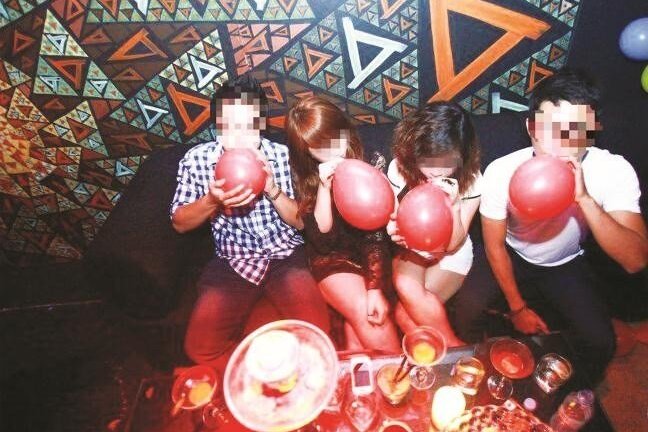 Hít bóng: Cười sung sướng, đời thăng hoa, hậu quả dài lâu vẫn lĩnh đủ