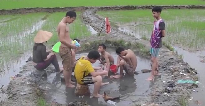 Thực hư thông tin giếng nước nóng giữa cánh đồng ở Quảng Ngãi có thể chữa bệnh