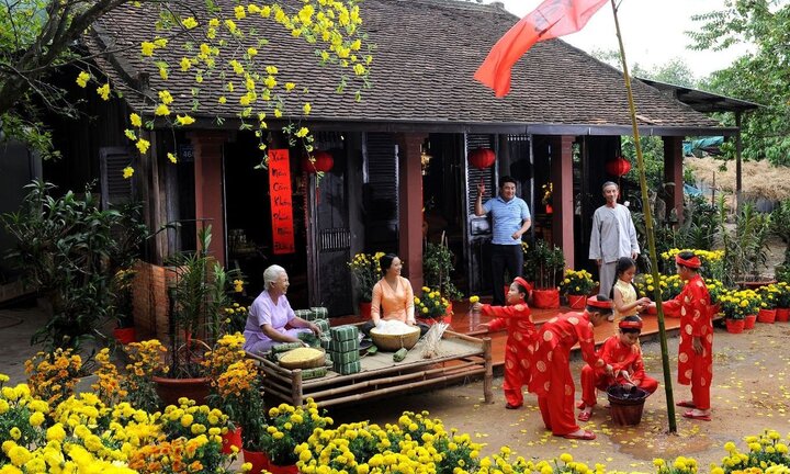 Thiếu gì dịp con cháu quây quần, sao cứ nhất định Tết là phải về quê?