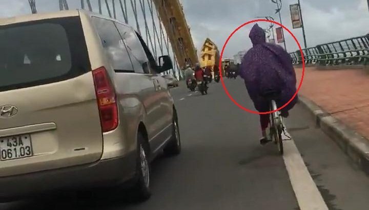 Clip: Gió tạt dữ dội, ô tô chạy chậm 'che chở' người đi xe đạp qua cầu Rồng