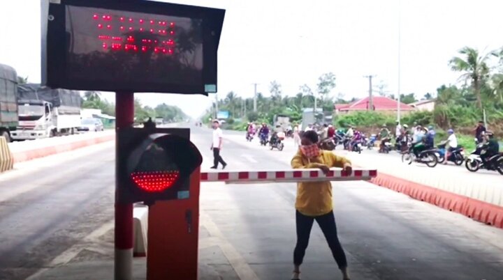 Hỗn loạn tại BOT Sóc Trăng: Nữ hành khách bẻ gãy barie giúp tài xế lái xe qua trạm