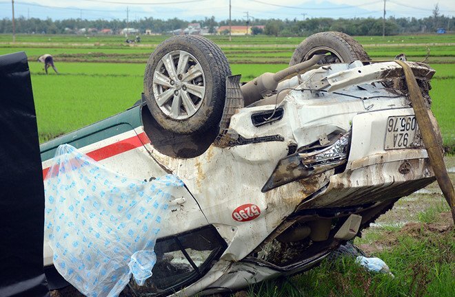 Taxi tông nát dãy cột mốc rồi lao xuống ruộng, tài xế trọng thương