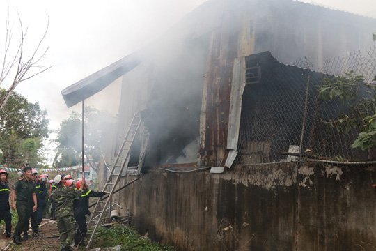 Cha tẩm xăng tự thiêu khiến xưởng vàng mã cháy rụi