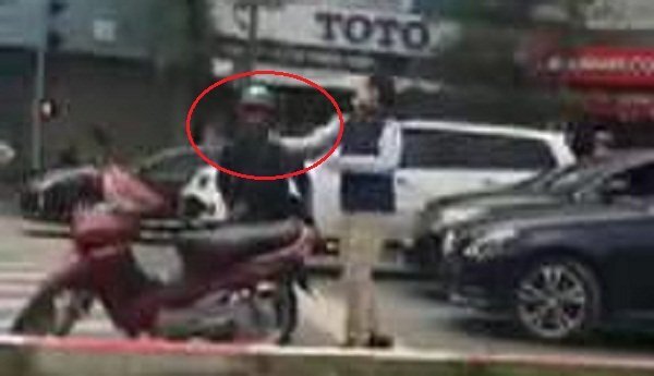 Xôn xao clip tài xế Mercedes tát người đàn ông lớn tuổi sau va chạm giao thông