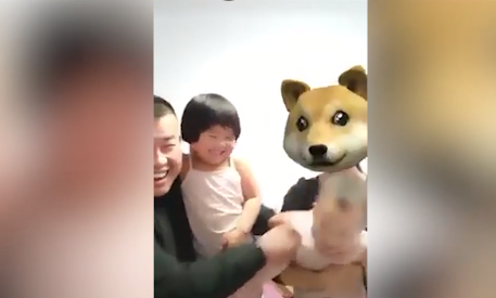 Lưu giữ khoảnh khắc hài hước của cả gia đình bằng trào lưu biến hình, tại sao không?