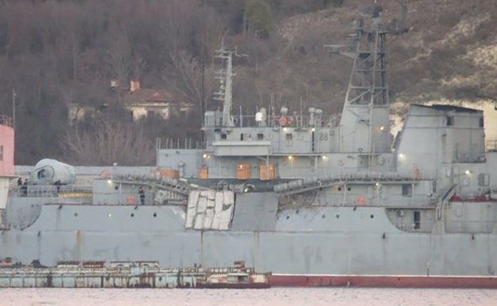 Tàu đổ bộ Nga bị tàu hàng đâm móp trên Địa Trung Hải