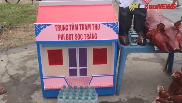 Video: Hết múa lân, tài xế đem heo quay, gà mái và nhà mả đến trạm BOT Sóc Trăng