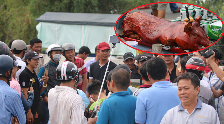 Ảnh: Tài xế mang heo quay đến trạm BOT Sóc Trăng