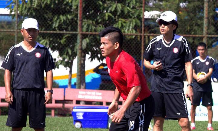 Ảnh: Miura khiến cầu thủ TP.HCM toát mồ hôi hột