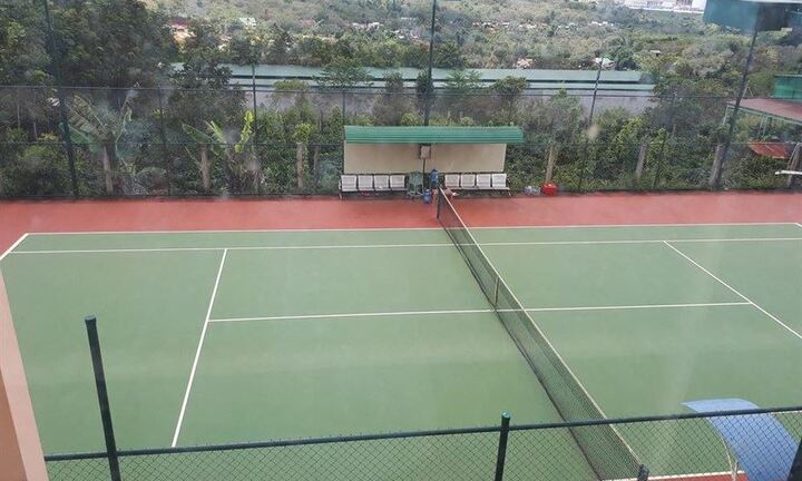 Doanh nghiệp ủng hộ tiền cho UBND xã nghèo xây dựng sân tennis