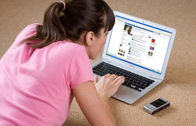 Bà mẹ 9X nghiện Facebook nặng đến mức không ăn, không nói, không cho con bú