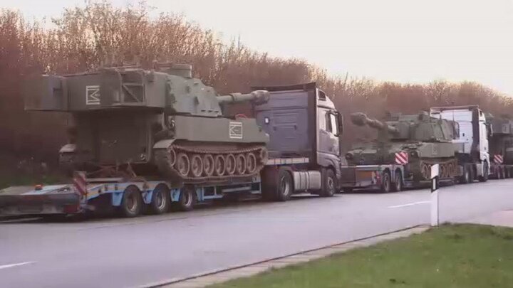 Video: Quá khổ, quá tải, hàng loạt pháo tự hành Mỹ bị cảnh sát Đức tạm giữ