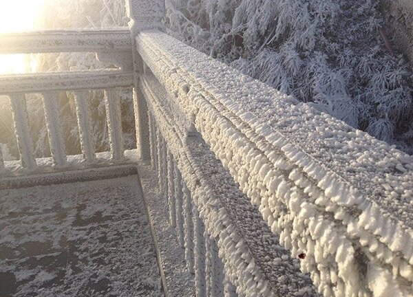 Thời tiết xuống 0 độ C, du khách thích thú ngắm tuyết rơi trên đỉnh Fansipan