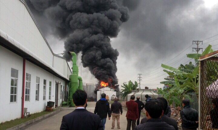 Clip: Cháy dữ dội trong khu công nghiệp Tân Liên, cột khói cao cả chục mét