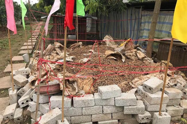 Video: Cận cảnh khoảng 2 tấn đầu đạn trong vườn nhà dân ở Hưng Yên