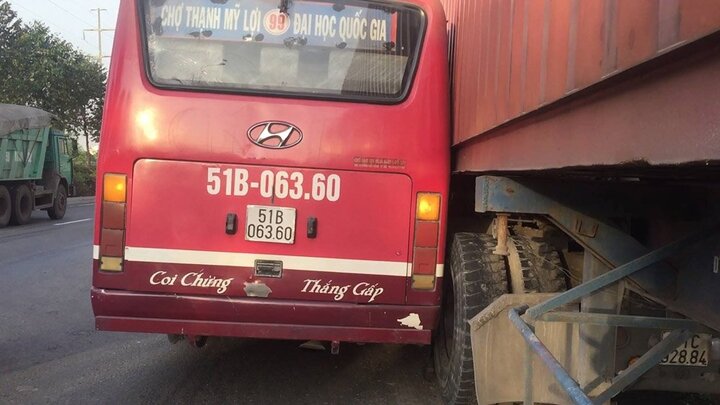 Đề nghị đình chỉ tài xế xe buýt rượt đuổi container sau va chạm ở Sài Gòn