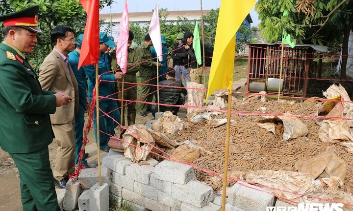 Di chuyển 6 tấn đầu đạn khỏi vườn nhà dân ở Hưng Yên