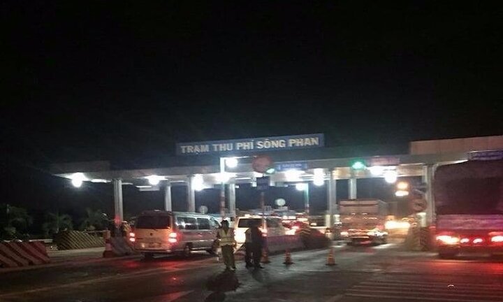 Trạm BOT Sông Phan ùn tắc sau 6 giờ thu phí trở lại