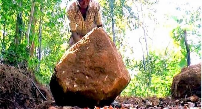 Thương các con, người cha tự tay mở 8 km đường xuyên núi cho trẻ đến trường