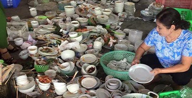 Nhà người yêu có giỗ, cô gái than trời vì một mình phải rửa hết 'núi' bát đĩa