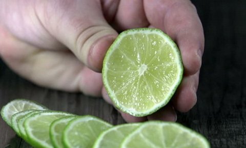 Hoảng hồn khi mẹ vắt chanh vào mắt cho con để sáng