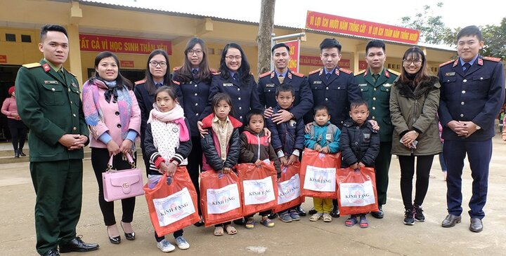 Sinh viên Đại học Kiểm sát mang Tết ấm đến với học sinh nghèo Sơn La