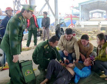 Ngư dân Nghệ An bị đau ruột thừa, may mắn được đưa vào bờ cấp cứu