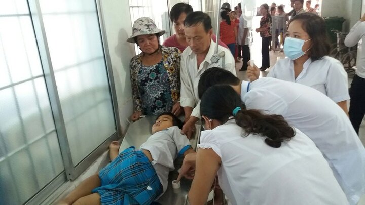 Hàng loạt học sinh tiểu học ở Đồng Nai nhập viện