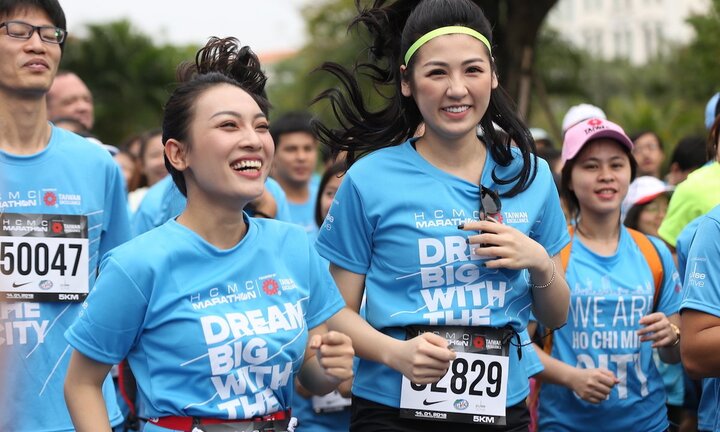 Á hậu Dương Tú Anh tranh tài giải Marathon TPHCM 2018