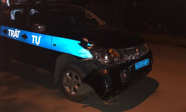 Xe máy va chạm xe cảnh sát trật tự, đôi nam nữ trọng thương