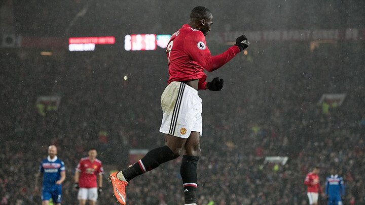 MU đè bẹp Stoke, thu hẹp cách biệt với Man City