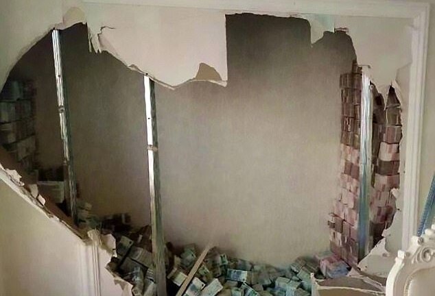 Video: Phát hiện 'núi tiền' trị giá 225 tỷ đồng chất đống trong tường nhà