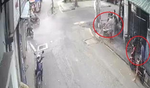 Cướp dọn đường cho đồng bọn lao xe lên vỉa hè giật đồ