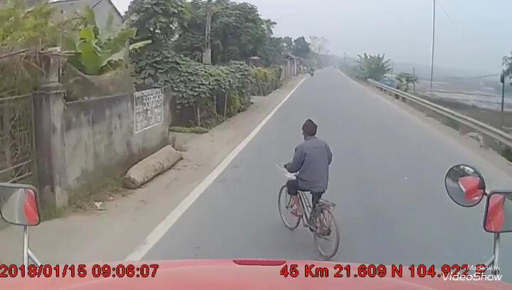 Cụ ông sang đường kiểu 'cảm tử', tài xế container 'kêu giời'