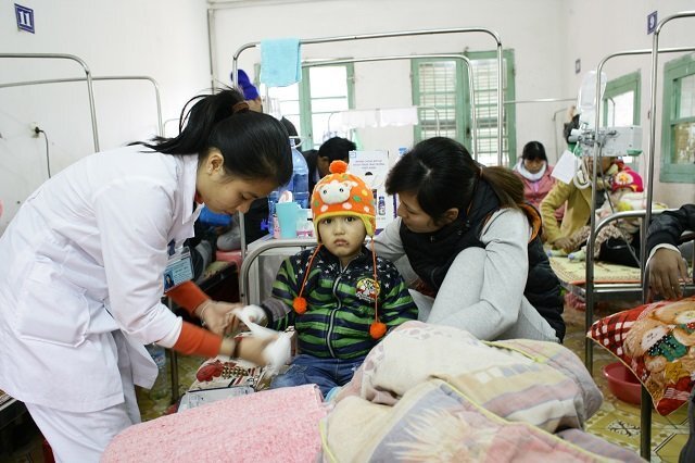 Trẻ ồ ạt nhập viện, mẹ cần phân biệt cảm lạnh với cảm cúm để cứu con