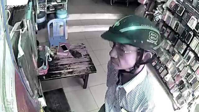 Hai thanh niên dàn cảnh mua đồ, trộm điện thoại của nhân viên bán hàng