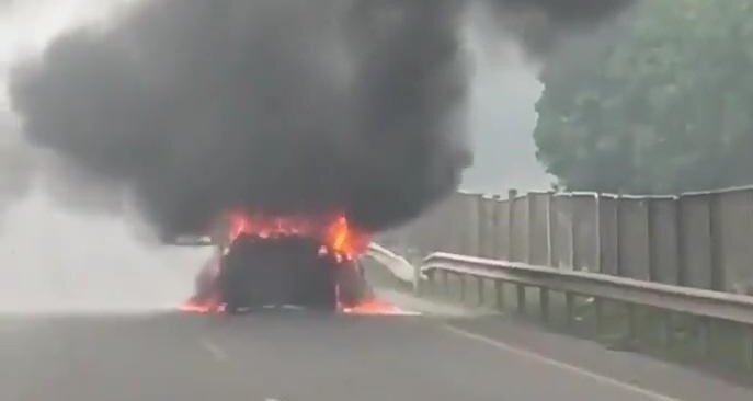 Clip: Mazda 3 cháy ngùn ngụt trên cao tốc Hà Nội - Thái Nguyên