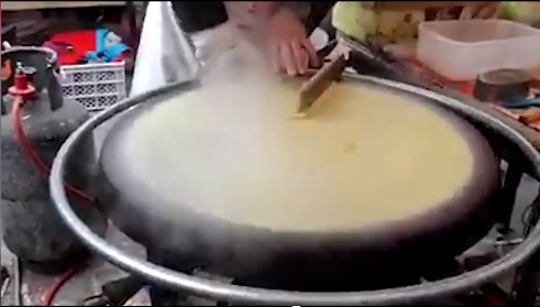 Cận cảnh quá trình làm ra chiếc bánh crepe khổng lồ