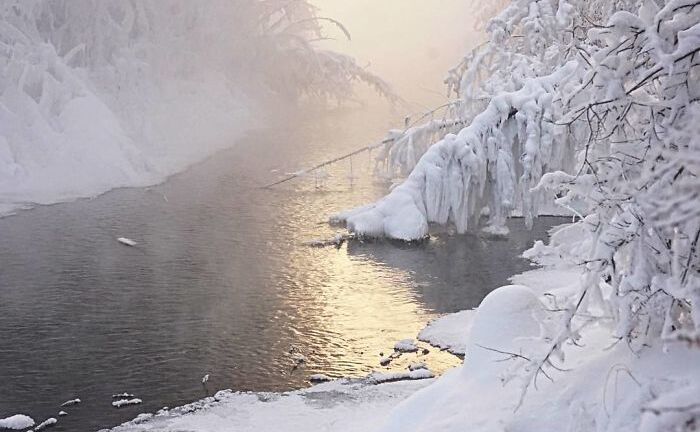 Video: Lạnh -68°C, những người này vẫn cởi trần tắm suối