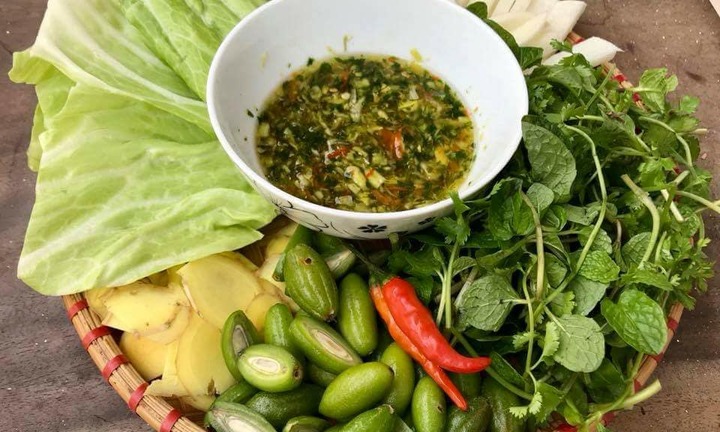 Nhót xanh đầu mùa giá cao ngất ngưởng, chị em ráo riết 'săn lùng'