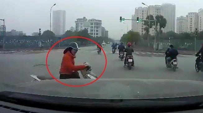 'Ninja Lead' vượt đèn đỏ nghe điện thoại, bị ô tô đâm giữa ngã tư