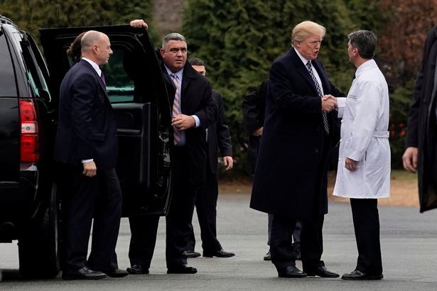 Bác sĩ tiết lộ Tổng thống Trump uống thuốc chống rụng tóc, chuẩn bị giảm cân