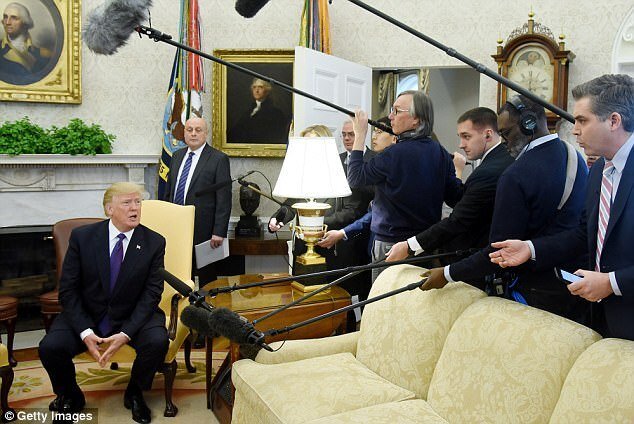 Video: Bị hỏi dồn, Tổng thống Trump đuổi phóng viên khỏi họp báo