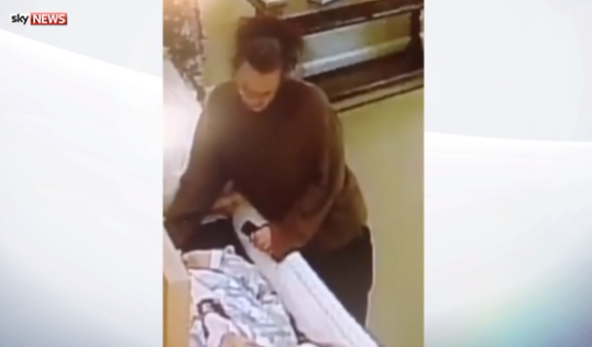 Video: Giả vờ viếng đám ma để lấy nhẫn của người chết